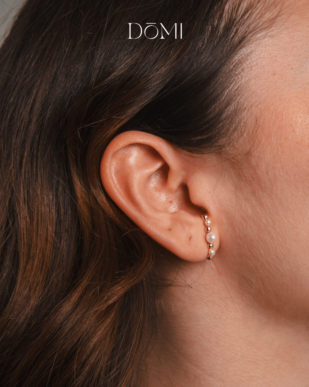 BRINCO EAR HOOK COM PÉROLAS E BOLAS LISAS BANHADO - Imagem 3