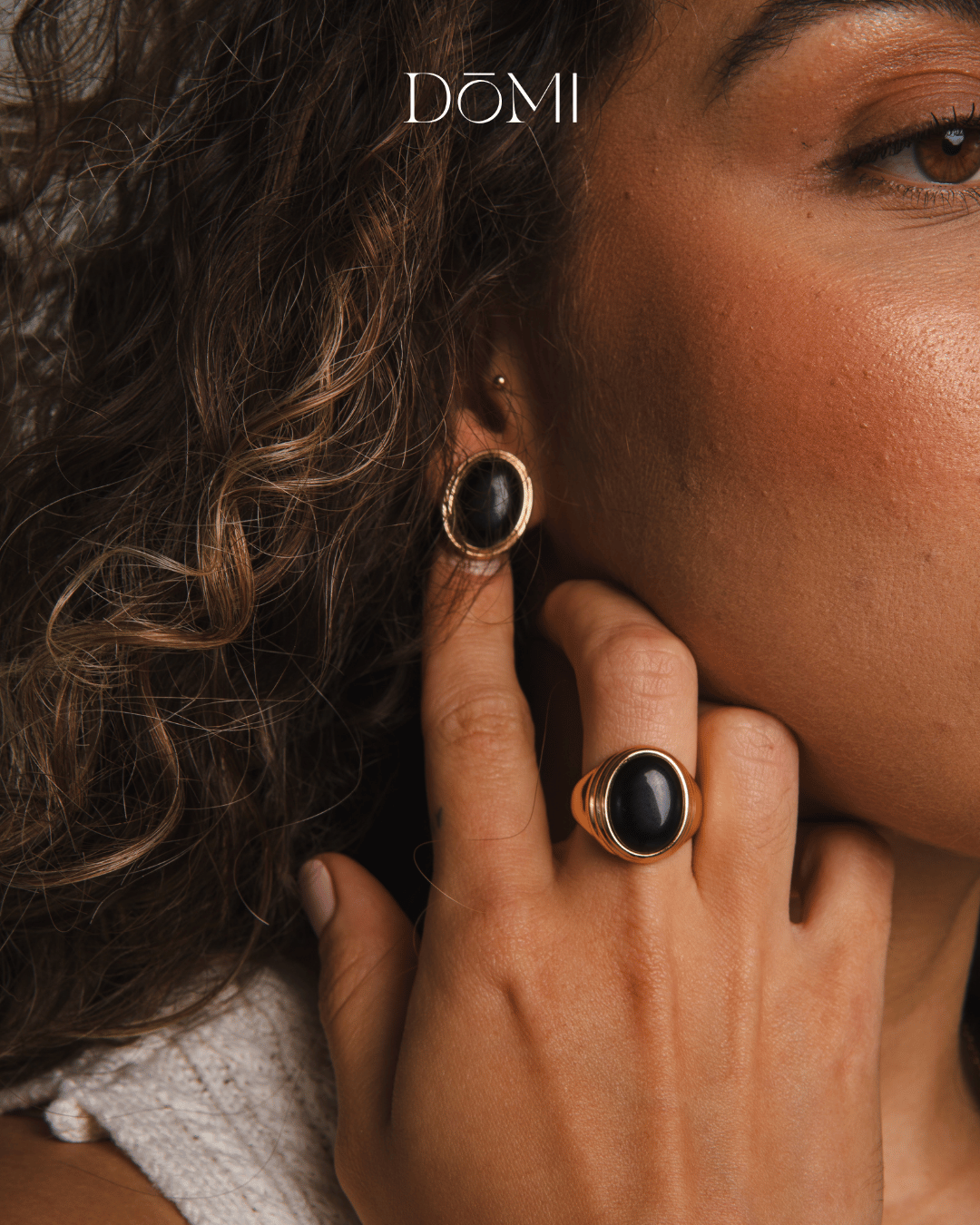 BRINCO COM CRISTAL OVAL BANHADO A OURO - Imagem 3