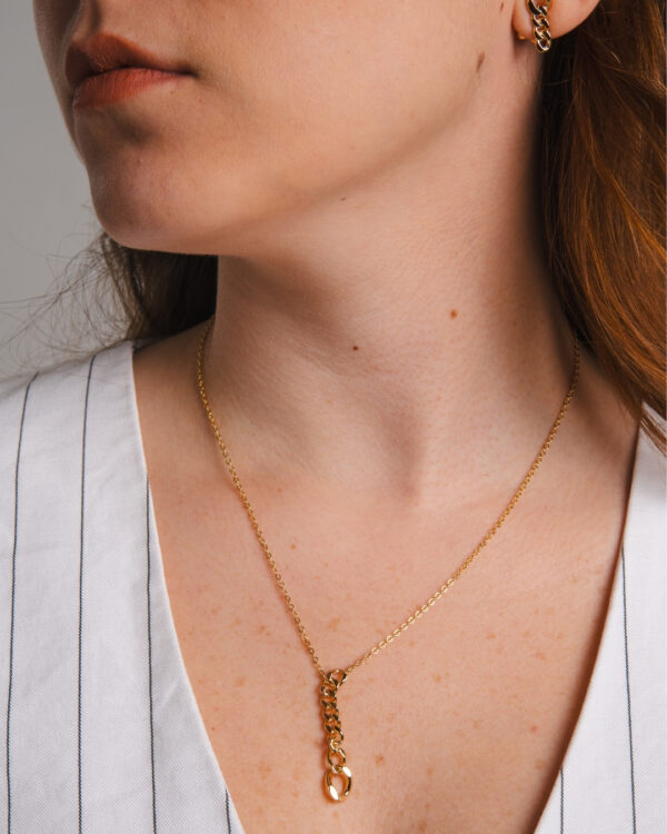 COLAR COM PINGENTE EM ELOS GROUMET BANHADO A OURO - Imagem 2