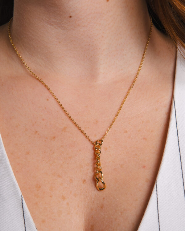 COLAR COM PINGENTE EM ELOS GROUMET BANHADO A OURO - Imagem 3