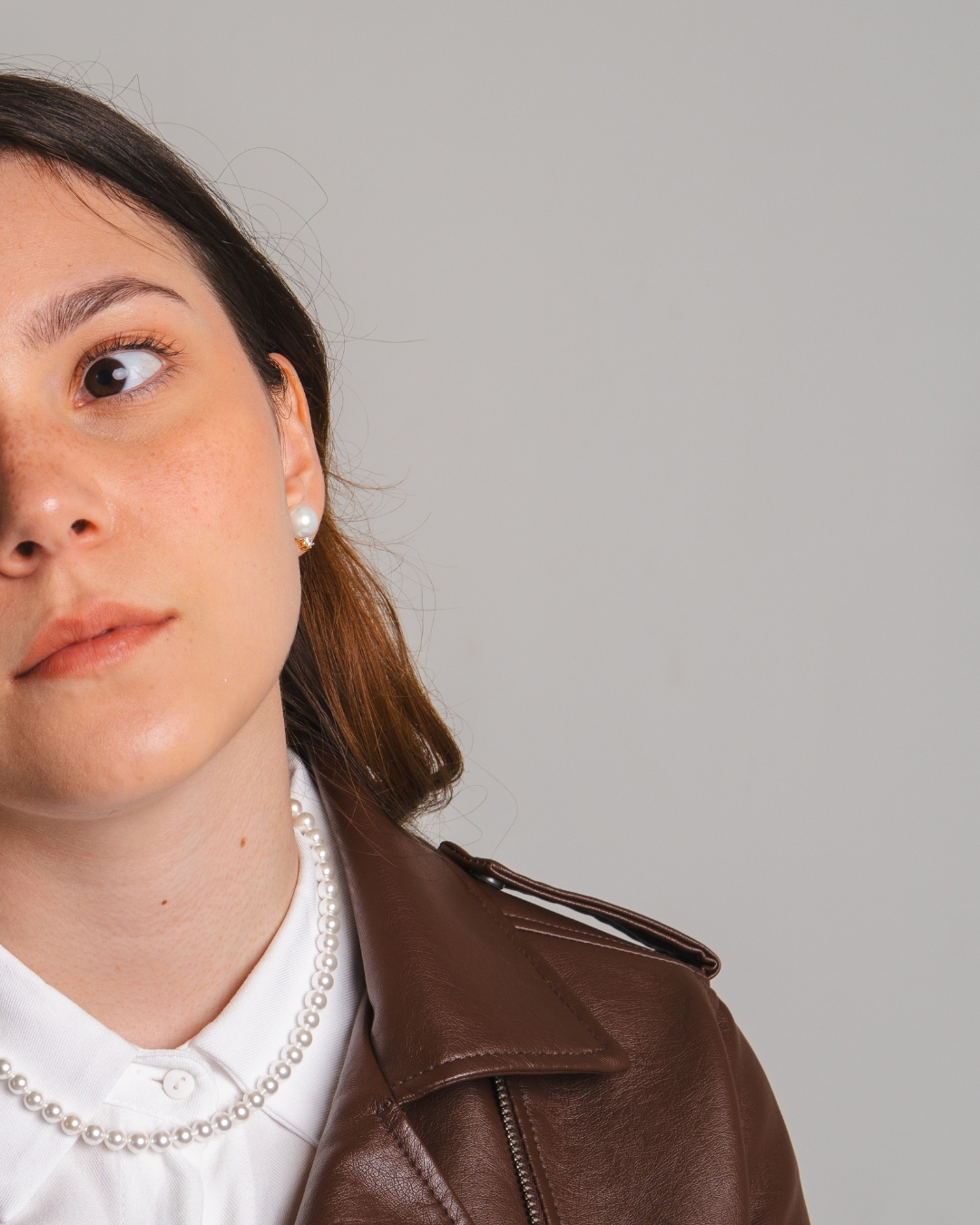 COLAR COM PÉROLAS SHELL PRATA RODINADA - Imagem 3