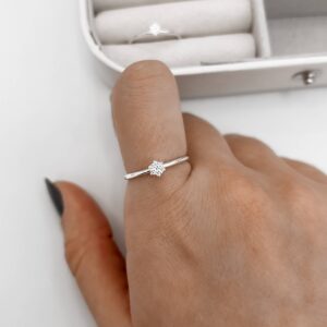 Anel flor com zircônias prata 925